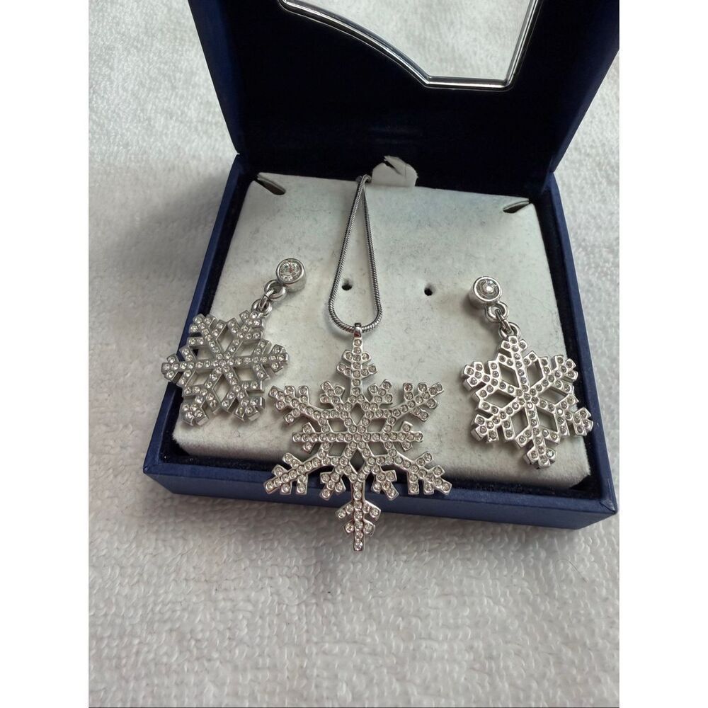 Swarovski Snowflake Earring Necklace Set - Picture 2 of 5